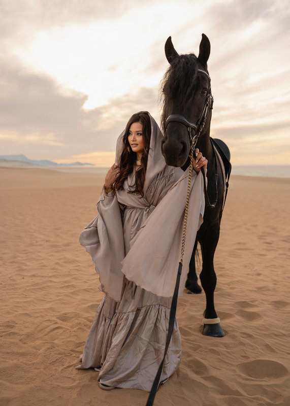 Capture the elegance of horses against Dubai's stunning landscapes with our professional equine photography and videography services. Book your personalized session today.