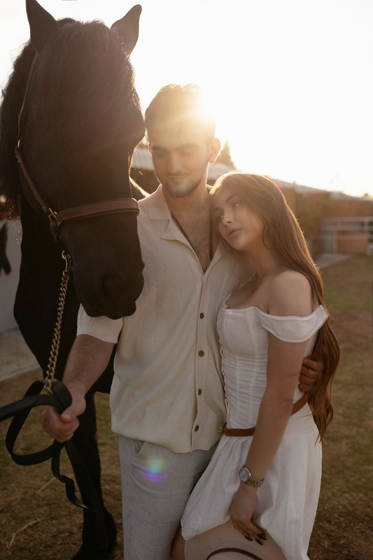Capture the elegance of horses against Dubai's stunning landscapes with our professional equine photography and videography services. Book your personalized session today.
