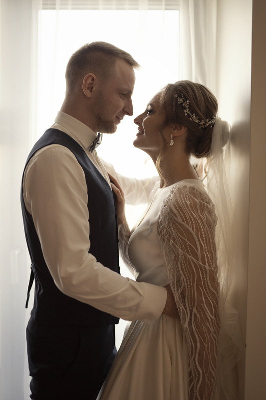 Hire professional wedding photographer (videographer) in Dubai and Abu Dhabi. Book now your unique wedding photography experience. Click to view our portfolio.