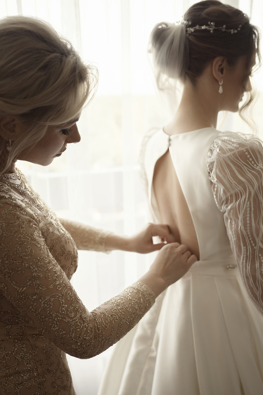 Hire professional wedding photographer (videographer) in Dubai and Abu Dhabi. Book now your unique wedding photography experience. Click to view our portfolio.