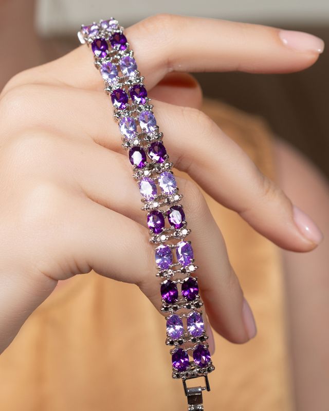 Professional jewelry photography and videography services in Dubai.